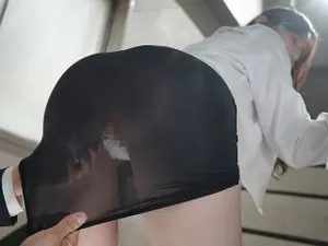 【Cuckold】 I was just chilling with her... Her handjob made my dick crazy.