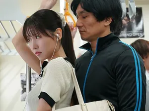 Gã nhà đối diện biến thái thường xuyên nghe tiếng rên của đôi Người vợ Chồng yêu trẻ cạnh bên